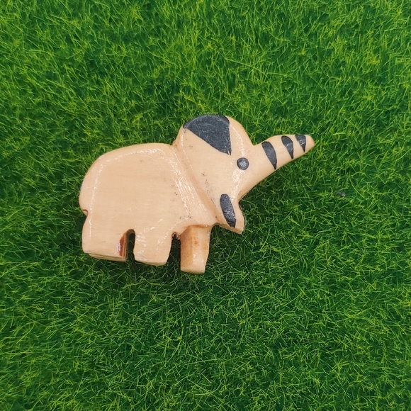 Handcrafted Elephant Figurine Pendant  P322 - Picture 2 of 3